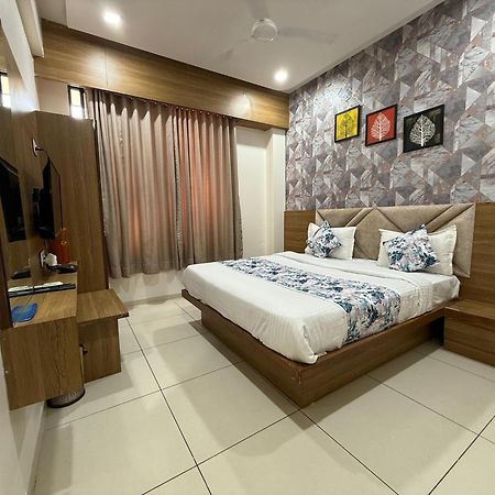 Hotelsuncity Inn Vadodara Exterior photo