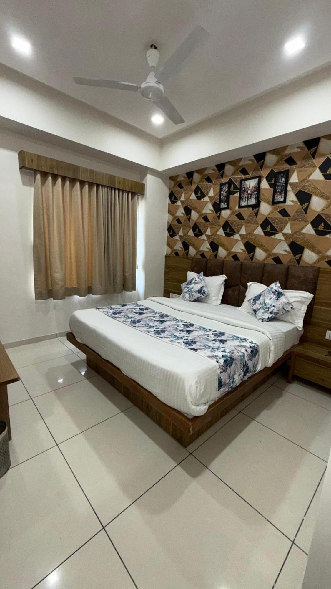 Hotelsuncity Inn Vadodara Exterior photo
