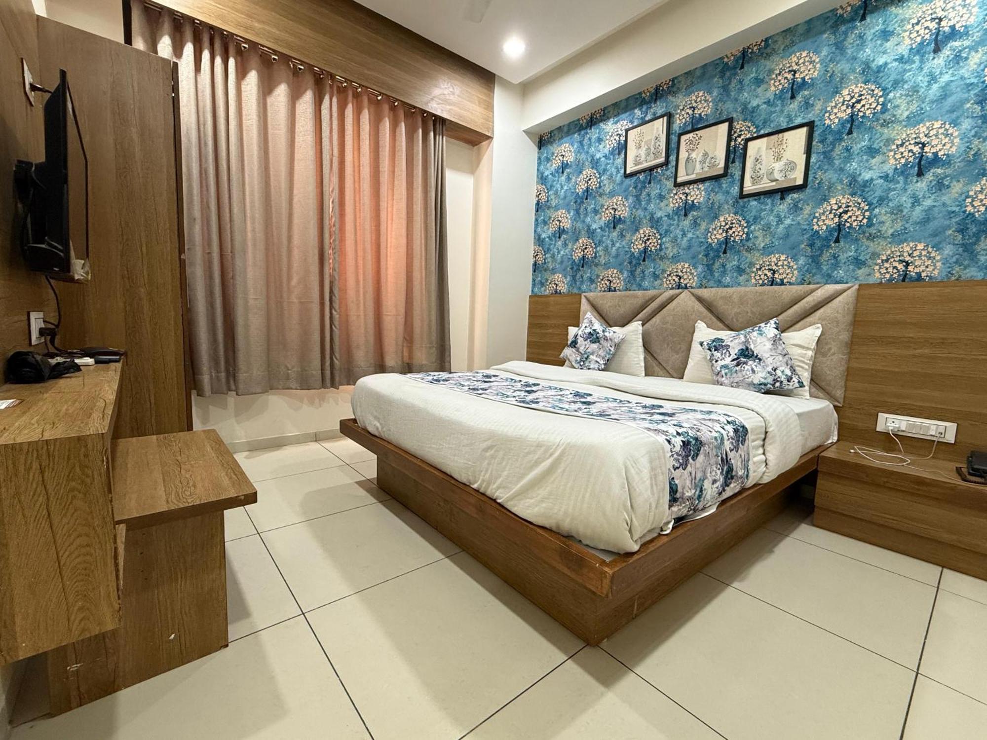 Hotelsuncity Inn Vadodara Exterior photo