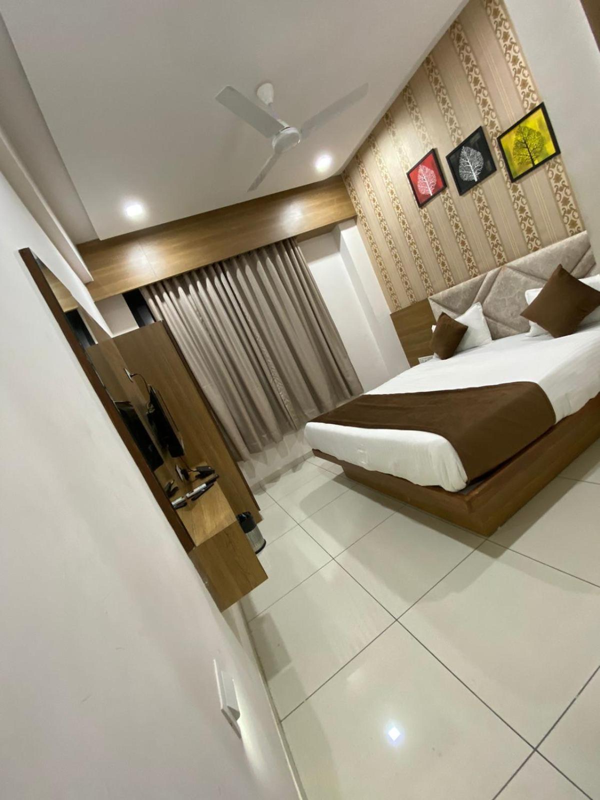 Hotelsuncity Inn Vadodara Exterior photo